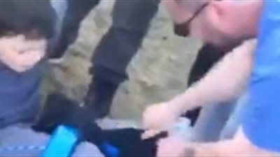 لحظة إنقاذ صبي علق داخل الأرجوحة (فيديو)