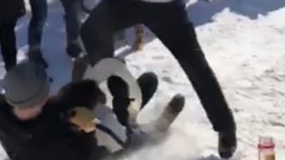 شاب يتسبب في كارثة أثناء تزلجه (فيديو)