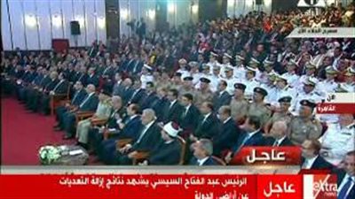 بالفيديو.. السيسي يمزح مع شريف إسماعيل: «دولة الرئيس زعلان»