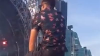 نهاية مروعة لثلاثة شباب يرقصون بطريقة غريبة (فيديو)