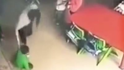 معلمة تعتدي على طفل بطريقة وحشية داخل الفصل (فيديو)