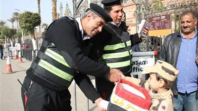 «أيقونة التحدي» يحتفل بعيد الشرطة.. الطفل عمر صلاح يوزع الحلوى على رجال الأمن بالمتحف المصري.. يطلق مبادرة «أطفال بنحب وطنا».. ويؤكد: مصر مصنع الرجال.. وأتمنى الالتحاق بالجيش (فيدي