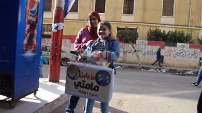 حكاية «جنة» صاحبة مشروع الأرز بلبن في المنصورة.. الطفلة: أعمل في الإجازات لمساعدة أسرتي.. أحب دراستي وأسعى لدخول كلية الطب.. «الشغل مش عيب» ولن أتخلى عن المشروع.. والدها: «بنت