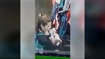 لحظة اعتداء أم على طفلتها الرضيعة بطريقة وحشية (فيديو)