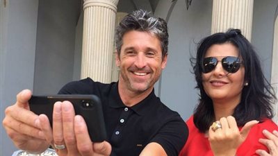 صورة تذكارية تجمع باتريك ديمبسي ومنى الشاذلي في مهرجان الجونة