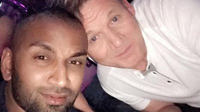 شاب يقود سيارته بجنون عبر شوارع بريطانيا مستخدما قدمه (فيديو وصور)