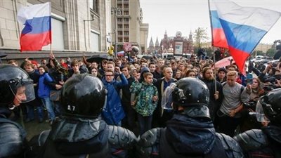 روسيا تعتقل 90 معارضًا دعوا لمقاطعة الانتخابات الرئاسية