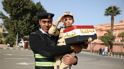 الطفل عمر صلاح يوزع الشيكولاتة على رجال الشرطة في عيدهم (فيديو)