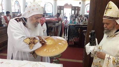 الأنبا شاروبيم يترأس قداس الأسبوع بكنيسة القديس بولس في قنا (صور)