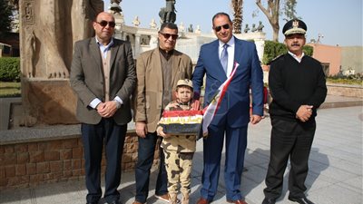 الطفل عمر صلاح لمدير شرطة الآثار: أنا الجندي المقاتل (فيديو)