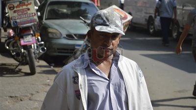 المياه والكابات.. أبرز وسائل المواطنين لمواجهة أشعة الشمس (صور)