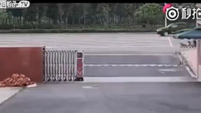 رد فعل جنود لحظة وقوع حادث انقلاب سيارة أمام سكنهم العسكري (فيديو)