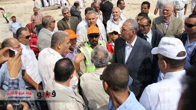 بالفيديو.. بائع يستعطف وزير السياحة: «أجيب أكل لعيالي منين»