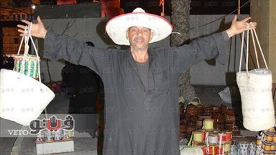 بالصور.. «عم ربيع» كعب داير من الفيوم لبورسعيد لبيع أسبتة وحصر «تقرير»