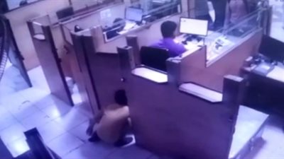 لص ذكي يسرق موظف بنك بطريقة ماكرة (فيديو)