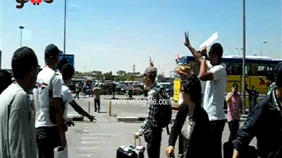 بالفيديو.. سائح ياباني يرفع علامة النصر أثناء مغادرته مطار القاهرة