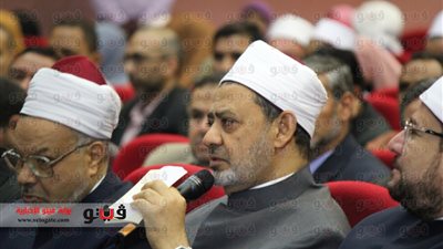 بالصور..الطيب يغادر قاعة مؤتمرات الأزهر بعد حضوره حفل تخرج الوافدين