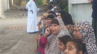 بالصور.. وقفة لأهالي سنورس احتجاجا على انقطاع مياه الشرب