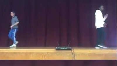 طالب يتحدى معلمه في الرقص (فيديو)