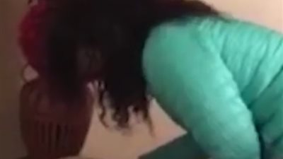 شاهد ما فعلته جدة بحفيدتها التي تجهل طريقة استخدام الهاتف (فيديو)