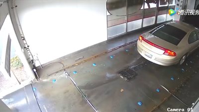 غباء سائق يتسبب في سقوط آلة غسيل على سيارته (فيديو)