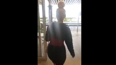 رد فعل فتاة لحظة رؤية والدتها بعد عدة سنوات فراق (فيديو)