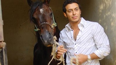 مصطفى شعبان يشارك في مسابقة للخيل بالسعودية