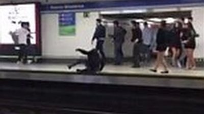 بالفيديو والصور.. لحظة دفع شاب لآخر على شريط القطار بإسبانيا