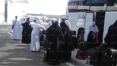 بالصور.. توافد المعتمرين على مطار القاهرة للسفر إلى السعودية