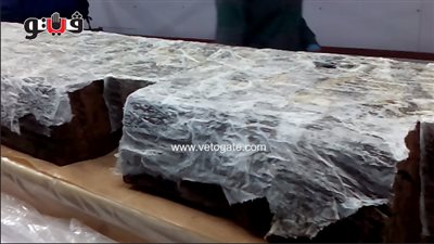 بالفيديو.. فك تغليف أطول قطعة من مركب خوفو الثانية بمعمل الترميم