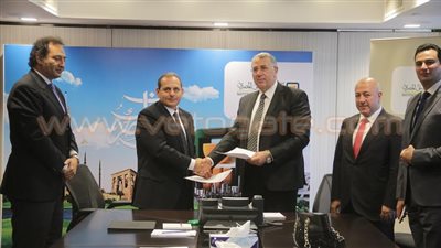 «الأهلي والائتمان الزراعي» يوقعان بروتوكول تعاون لخدمة العملاء
