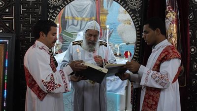 الأنبا شاروبيم يترأس القداس الإلهي بكنيسة مارجرجس (صور)