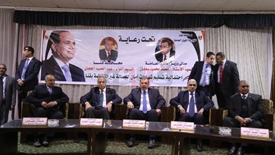 وزير القوى العاملة ومحافظ قنا يسلمان شهادات «أمان» للعمالة غير المنتظمة