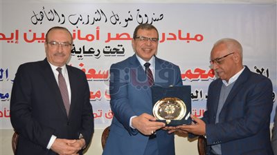 وزير القوى العاملة ومحافظ بني سويف يتبادلان الدروع (صور)