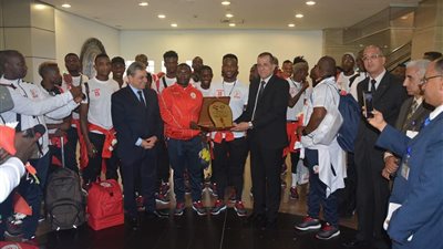 منتخبا بوروندي وناميبيا يصلان مطار القاهرة للمشاركة بأمم أفريقيا (صور)