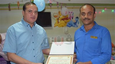 رئيس جامعة سوهاج يكرم معاون أمن بالمستشفى الجامعي