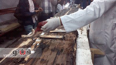 بالفيديو والصور.. ترميم أكبر قطعة من مركب خوفو الثانية