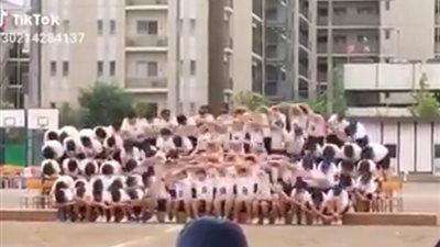 عرض مذهل لتلاميذ مدرسة يابانية (فيديو)