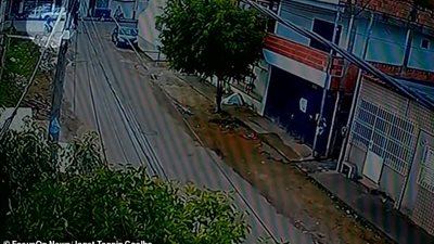 مراهقة تسحل مسنا بسيارة سرقتها من والديها (فيديو وصور)