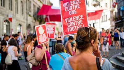 تظاهرة في سويسرا تطالب بمساواة الأجور بين المرأة والرجل