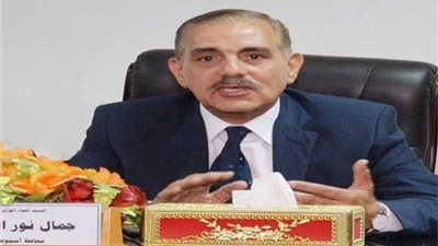 محافظ أسيوط يطمئن على وكيل وزارة الصحة وأسرته بعد تسممهم بوجبة فاسدة