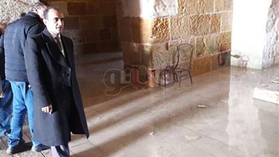 شفط مياه الأمطار من سراديب قلعة قايتباي في الإسكندرية (صور)