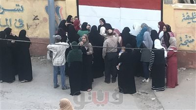 أولياء أمور يبيتون بمحيط مدرسة بدكرنس لحجز مقاعد أمامية لأبنائهم