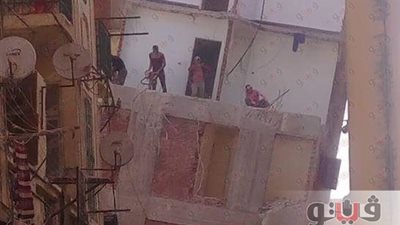 هدم نصف العقار المائل في الإسكندرية