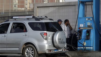 ضباط الرقابة الإدارية يتجاهلون رئيس مصر للبترول أثناء فحص محطة وقود