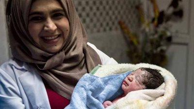 حكاية سيدة تحدت إرهاب داعش بإجراء عمليات الولادة