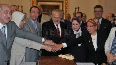 عمداء جامعة القاهرة يحتفلون بعيد ميلاد الخشت (صور)