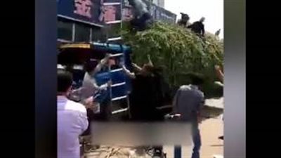 بالفيديو.. عربة خضار تنقذ حياة أشخاص من حريق مبنى