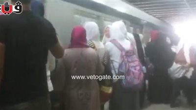تكدس محطة مترو حدائق المعادي بالطلاب وأولياء الأمور (فيديو)