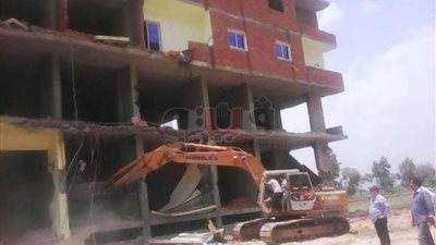 لحظة إزالة برجين مخالفين في الشرقية (فيديو وصور)